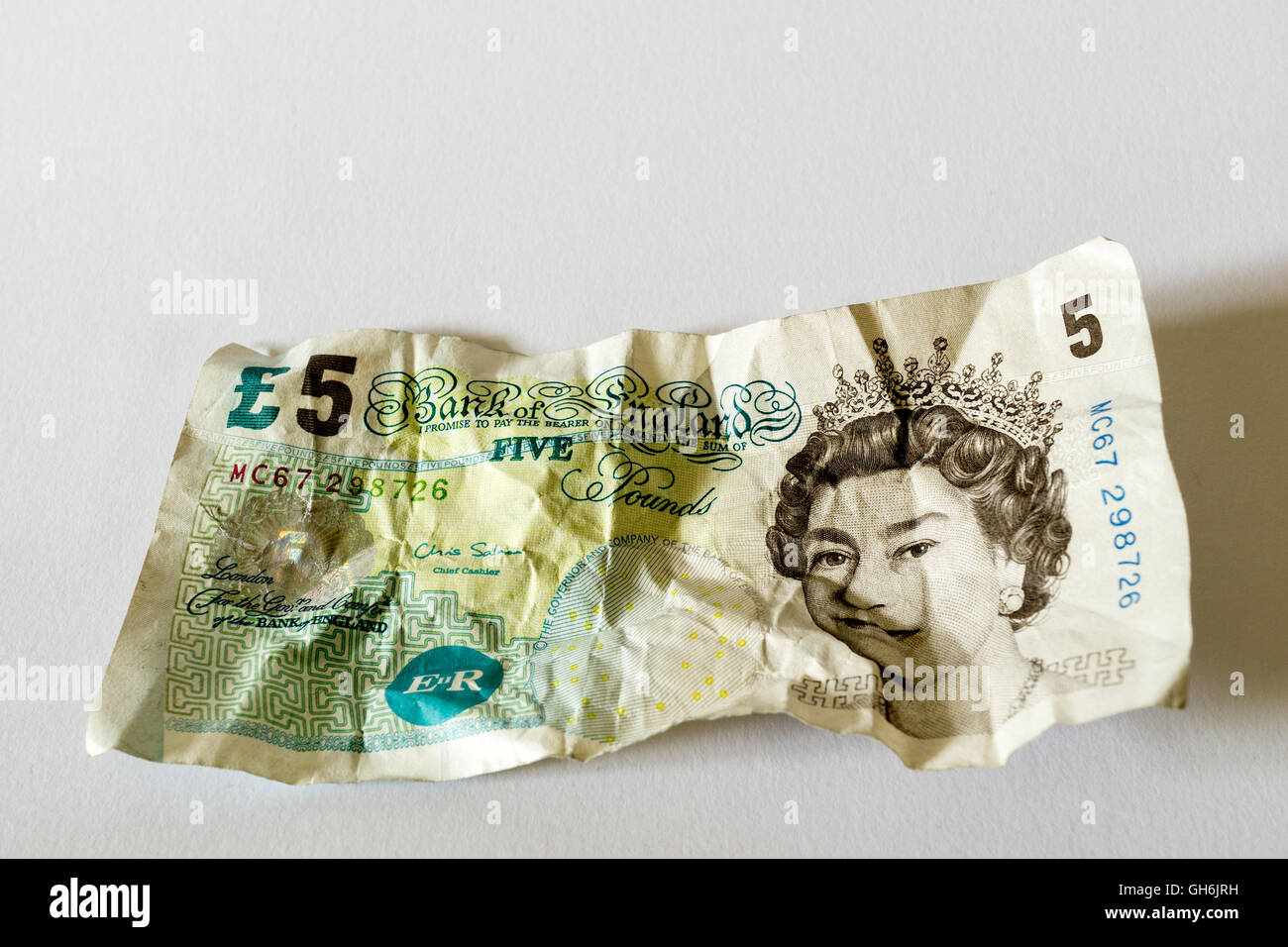 Papier froissé d'une note de cinq livres (monnaie du Royaume-Uni Banque D'Images