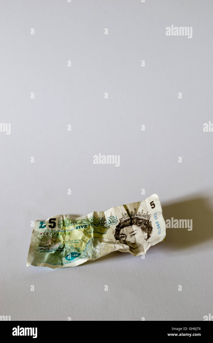 Papier froissé d'une note de cinq livres (monnaie du Royaume-Uni Banque D'Images