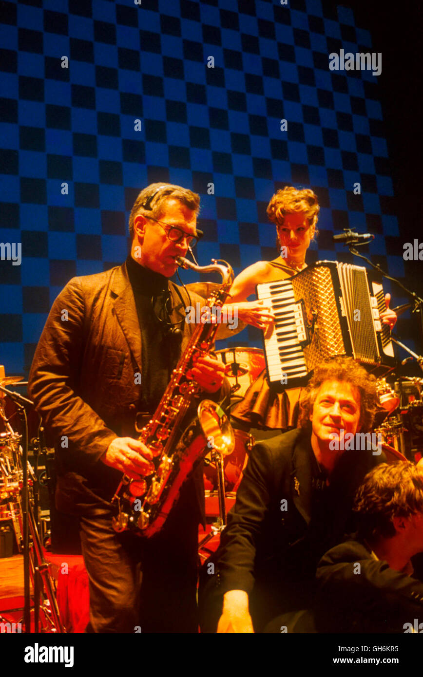 VIEL PASSIERT - DER FILM BAP / D 2001 / Wim Wenders Wim Wenders und WOLFGANG NIEDECKEN haben eine Kollage aus seltenen, Archivbildern aktuellen Konzertaufnahmen, Texten und von Kommentaren Niedecken und von Gastauftritten Wolf Biermann, MARIE BÄUMER, Joachim Krol und der Band colère 77 zusammengestellt. Daraus ist ein faszinierendes Portrait der Band BAP entstanden, die seit 25 Jahren an der Spitze deutscher Rockbands stehen... Regie : Wim Wenders Banque D'Images