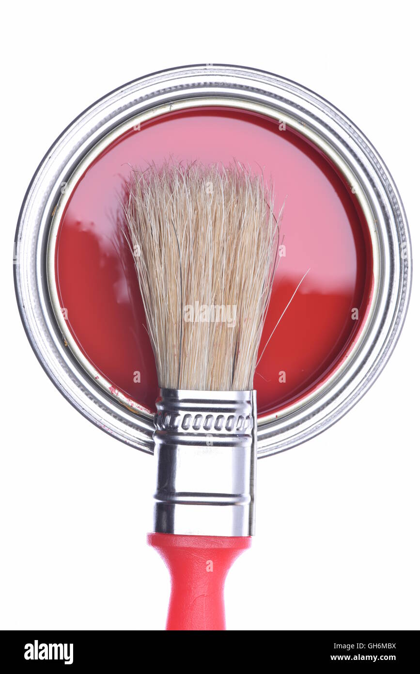 Vue de dessus de la peinture rouge pouvez avec brosse isolé sur fond blanc Banque D'Images