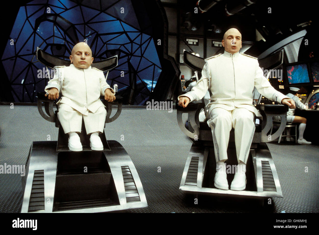 Dans GOLDSTÄNDER / AUSTIN POWERS Austin Powers in Goldmember USA 2002 / Jay Roach Mini Me (VERNE TROYER), Dr Evil (Mike MYERS) Régie : Jay Roach aka. Austin Powers in Goldmember Banque D'Images