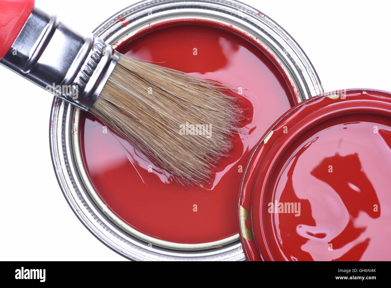 Vue de dessus de la peinture rouge pouvez avec brosse isolé sur fond blanc Banque D'Images