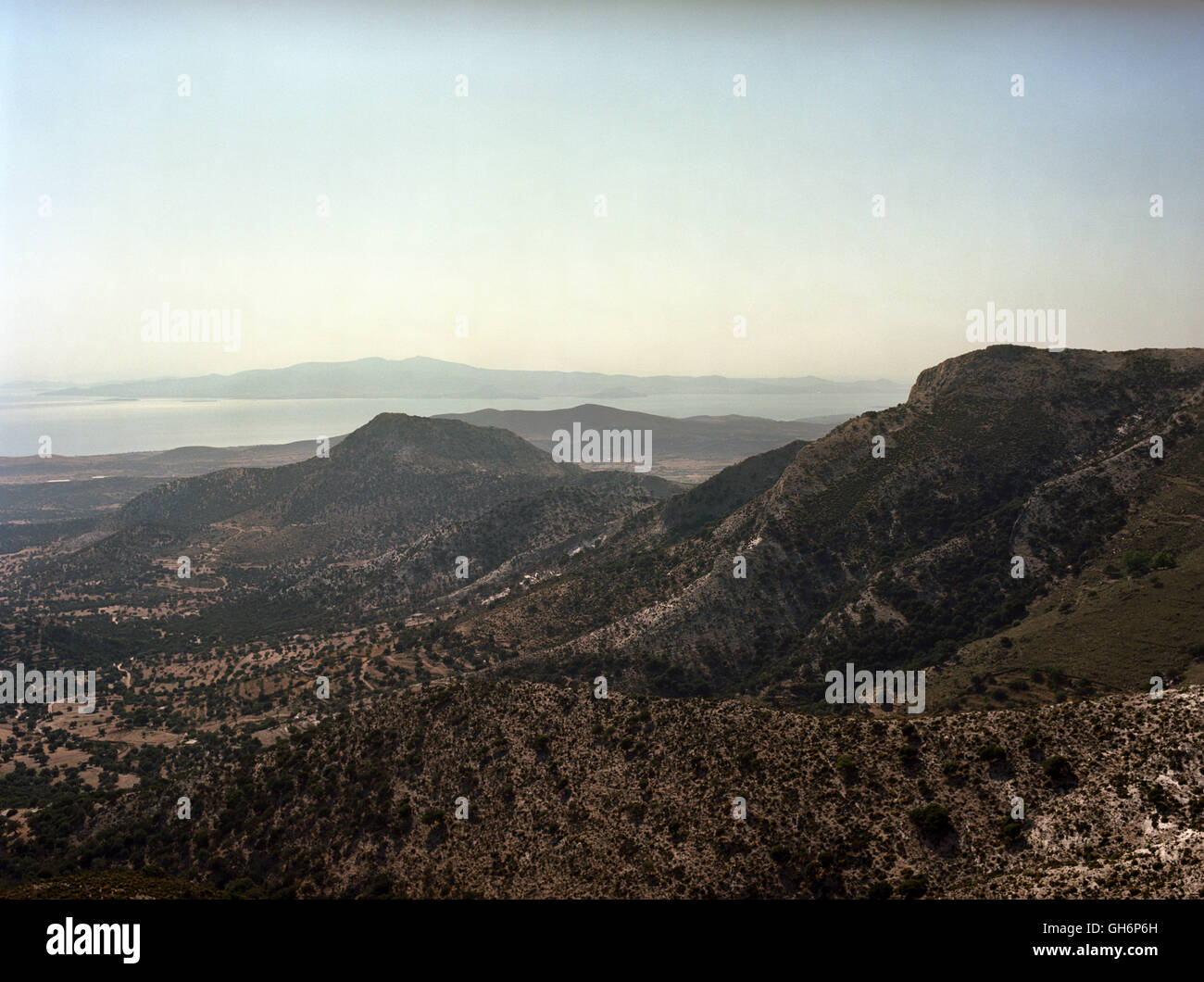 Vue depuis le col de montagne sur la façon d'Kalantos Bay, Naxos, Cyclades, Grèce Banque D'Images