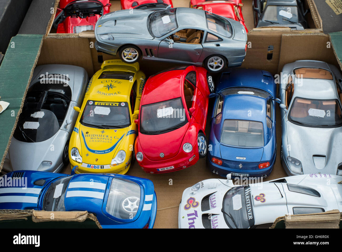 Une boîte d'autos à vendre sur un stand au Silverstone Classic 2016 réunion, Northamptonshire, England, UK Banque D'Images