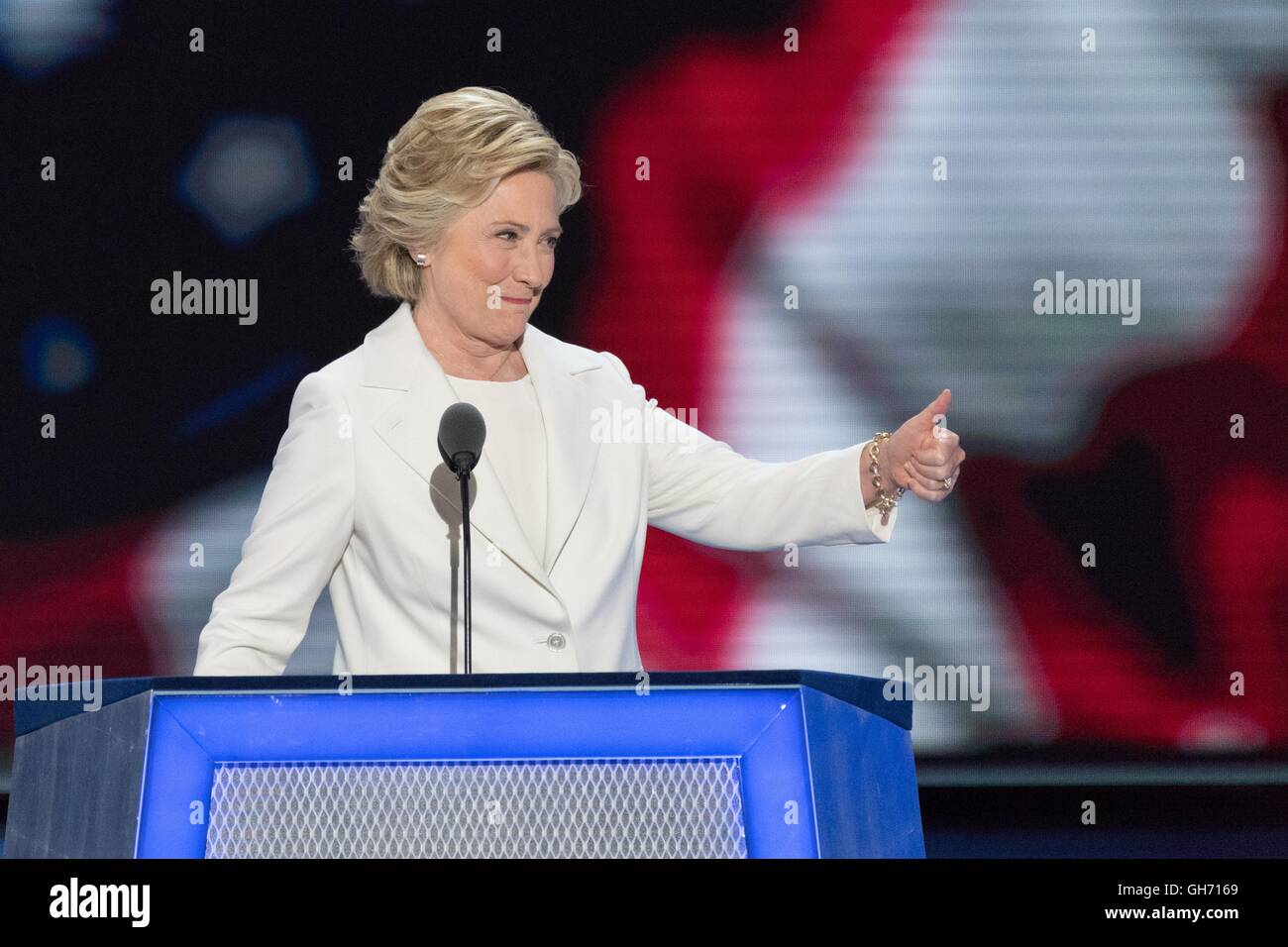 Les vagues aux partisans d'Hillary Clinton qu'elle accepte la nomination présidentielle démocratique au cours de la dernière journée de la Convention Nationale Démocratique à la Wells Fargo Center le 28 juillet 2016 à Philadelphie, Pennsylvanie. Banque D'Images