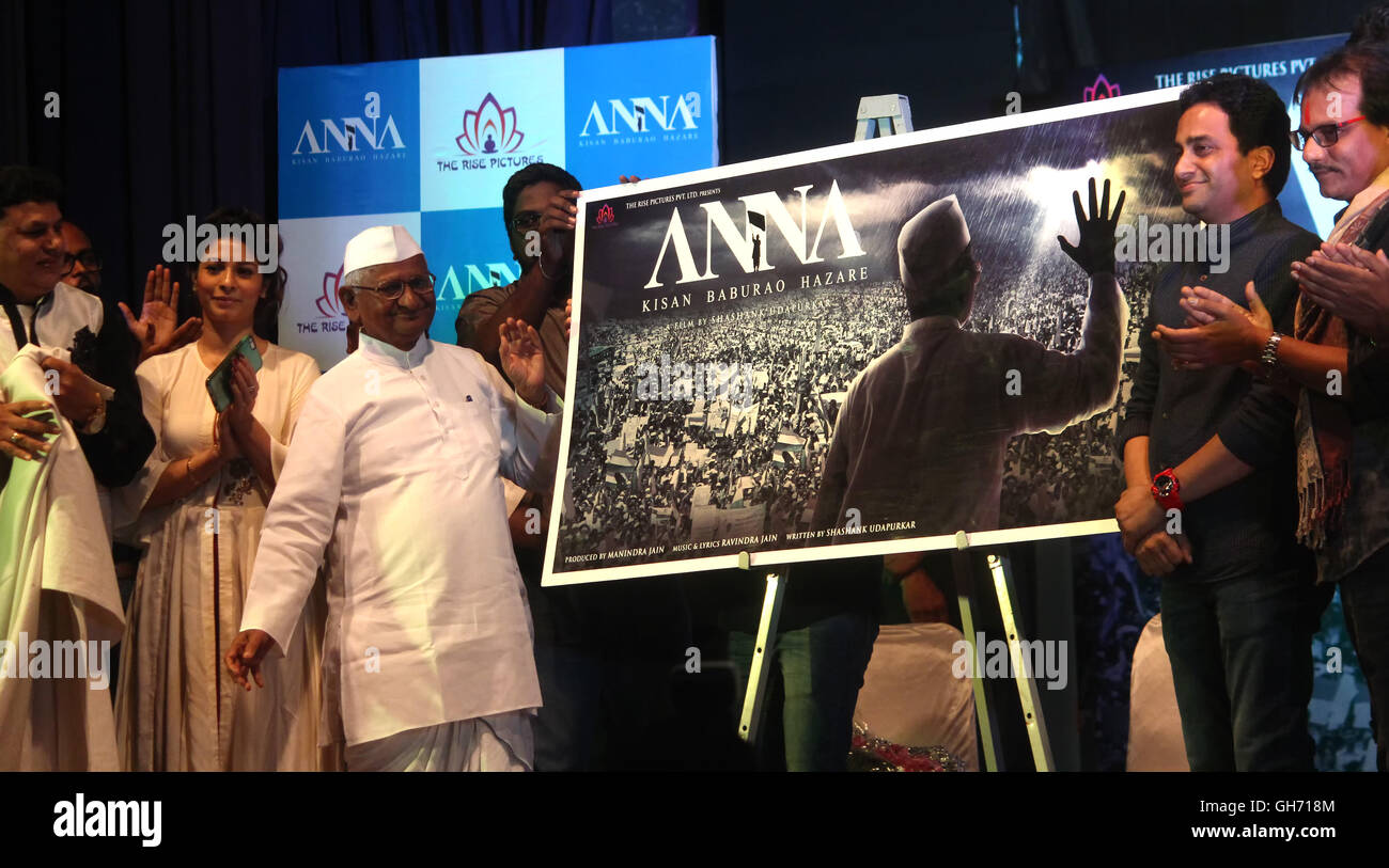 Anna Hazare personnalité célèbre le dévoilement de l'affiche à venir un biopic inspiré par sa vie à l'Auditorium de Iskcon Juhu, Mumbai, Banque D'Images