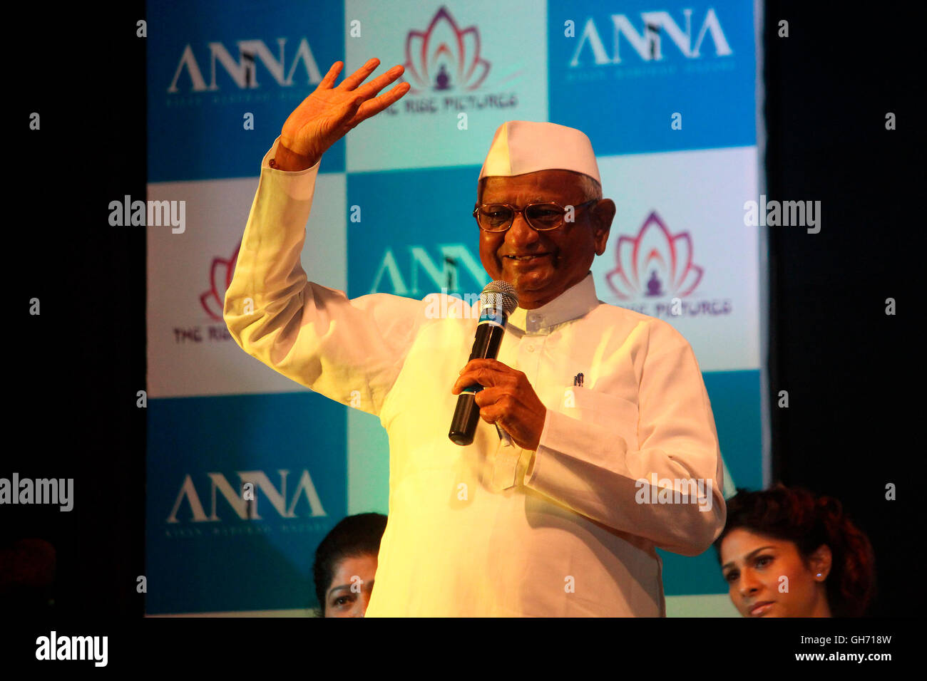 Personnalité célèbre Anna Hazare en disant quelques mots de sagesse sur l'affiche de la cérémonie de lancement d'un prochain biopic sur sa vie. Banque D'Images