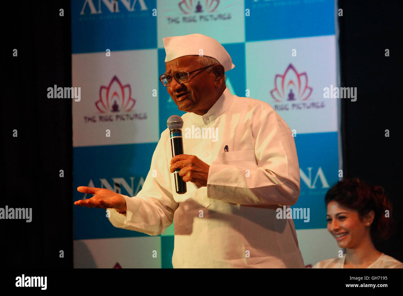 Personnalité célèbre Anna Hazare en disant quelques mots de sagesse sur l'affiche de la cérémonie de lancement d'un prochain biopic sur sa vie. Banque D'Images