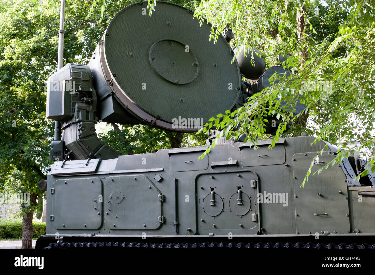 Le 1S32 "Pat Hand" est un feu de fabrication soviétique et de contrôle radar guide de commandement à Frunze jardin, ville d'Orenbourg Banque D'Images