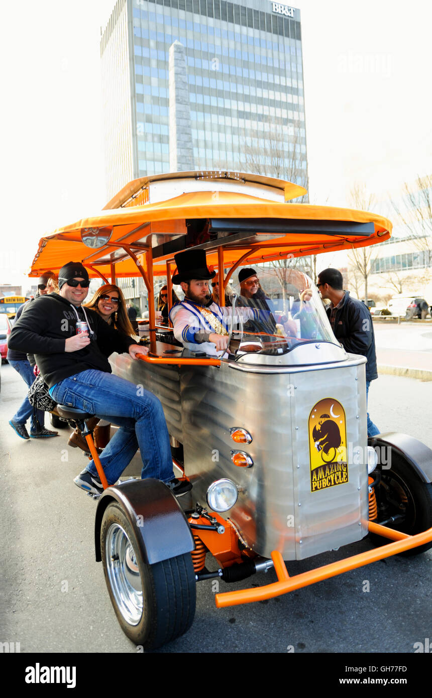 Le centre-ville de Asheville NC, "l'étonnant cycle de pub', un bar sur roues. Banque D'Images