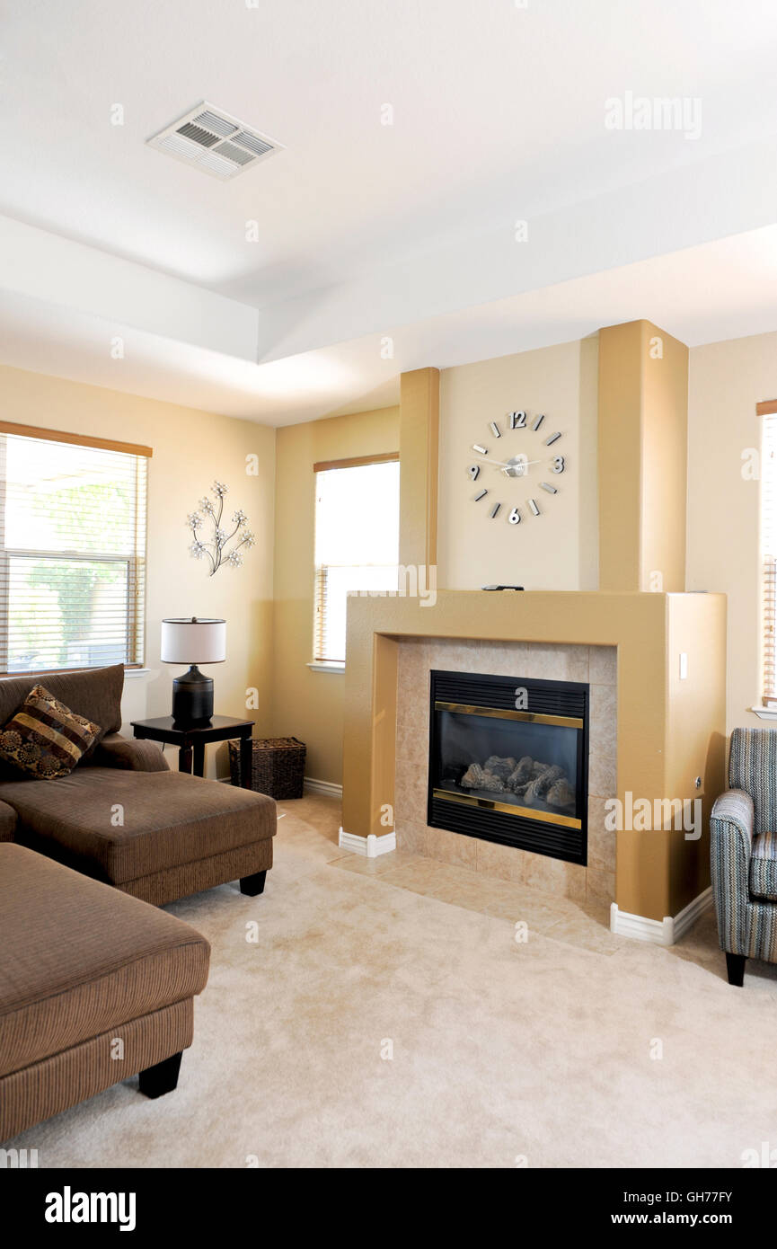 Une famille américaine contemporaine salon avec cheminée Banque D'Images