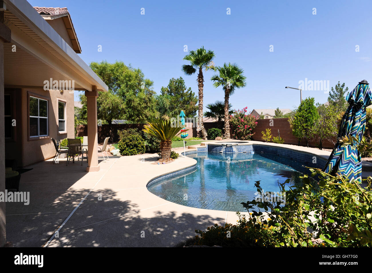 Piscine résidentielle résidentielle dans le désert au sud-ouest USA Banque D'Images