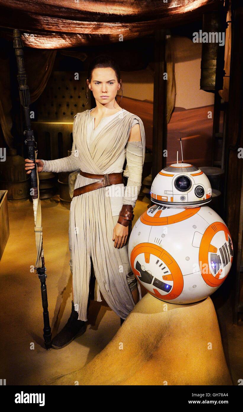 La nouvelle cire figure de Star Wars : La force de caractère éveille Rey, joué par l'actrice Daisy Ridley, va sur l'affichage avec un BB-8 droid, chez Madame Tussauds à Londres. Banque D'Images