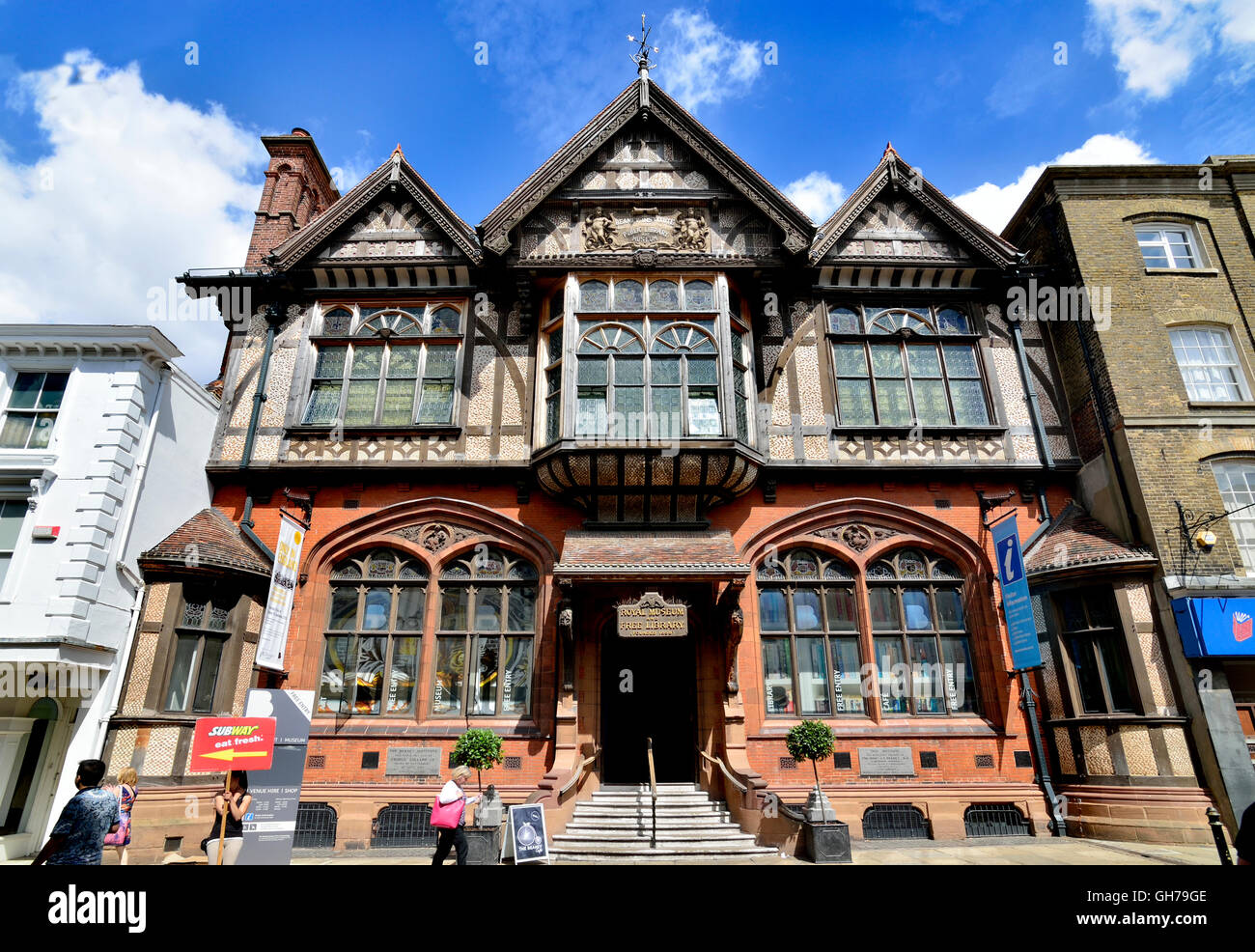 Canterbury, Kent, Royaume-Uni. Beaney House of Art and Knowledge - Musée royal et bibliothèque libre au 18 High Street. Façade factice de Tudor (1899) Banque D'Images