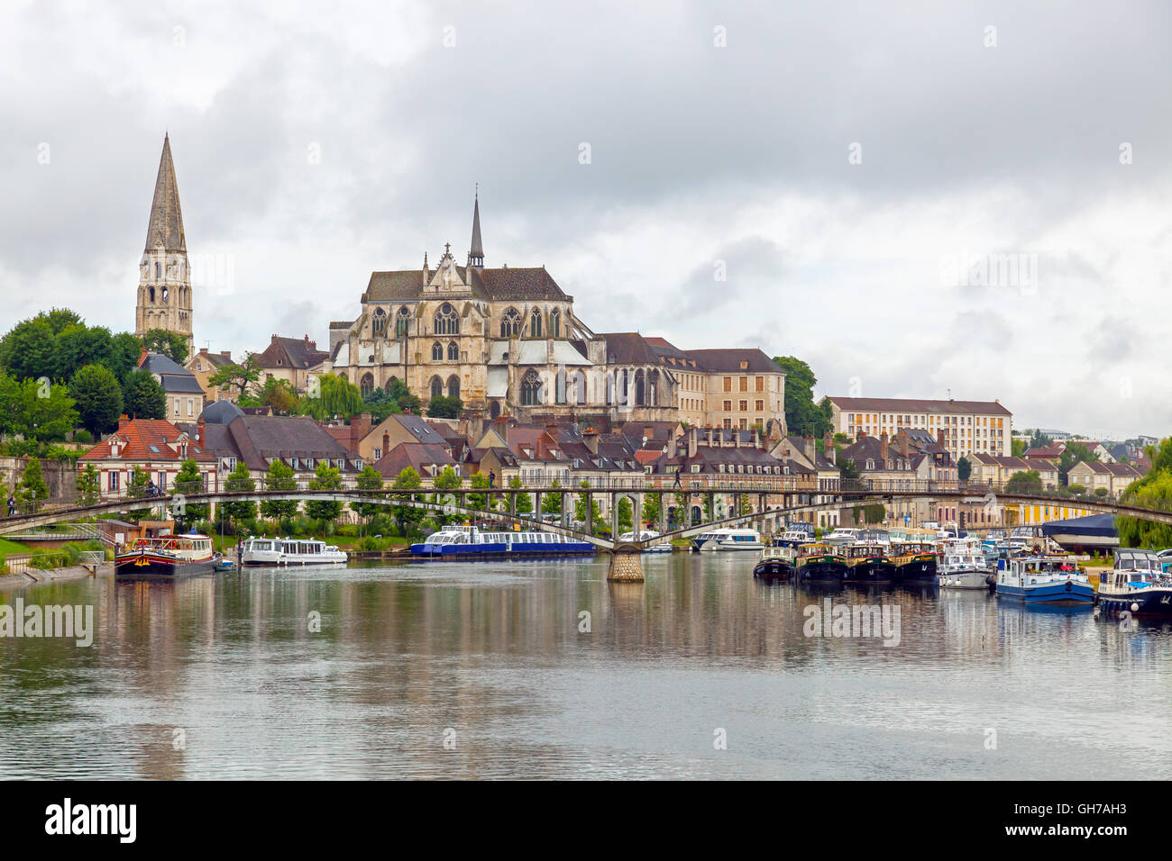 Vue sur Auxerre, l'Yonne et l'abbaye de Saint-Germain. Bourgogne, France Banque D'Images