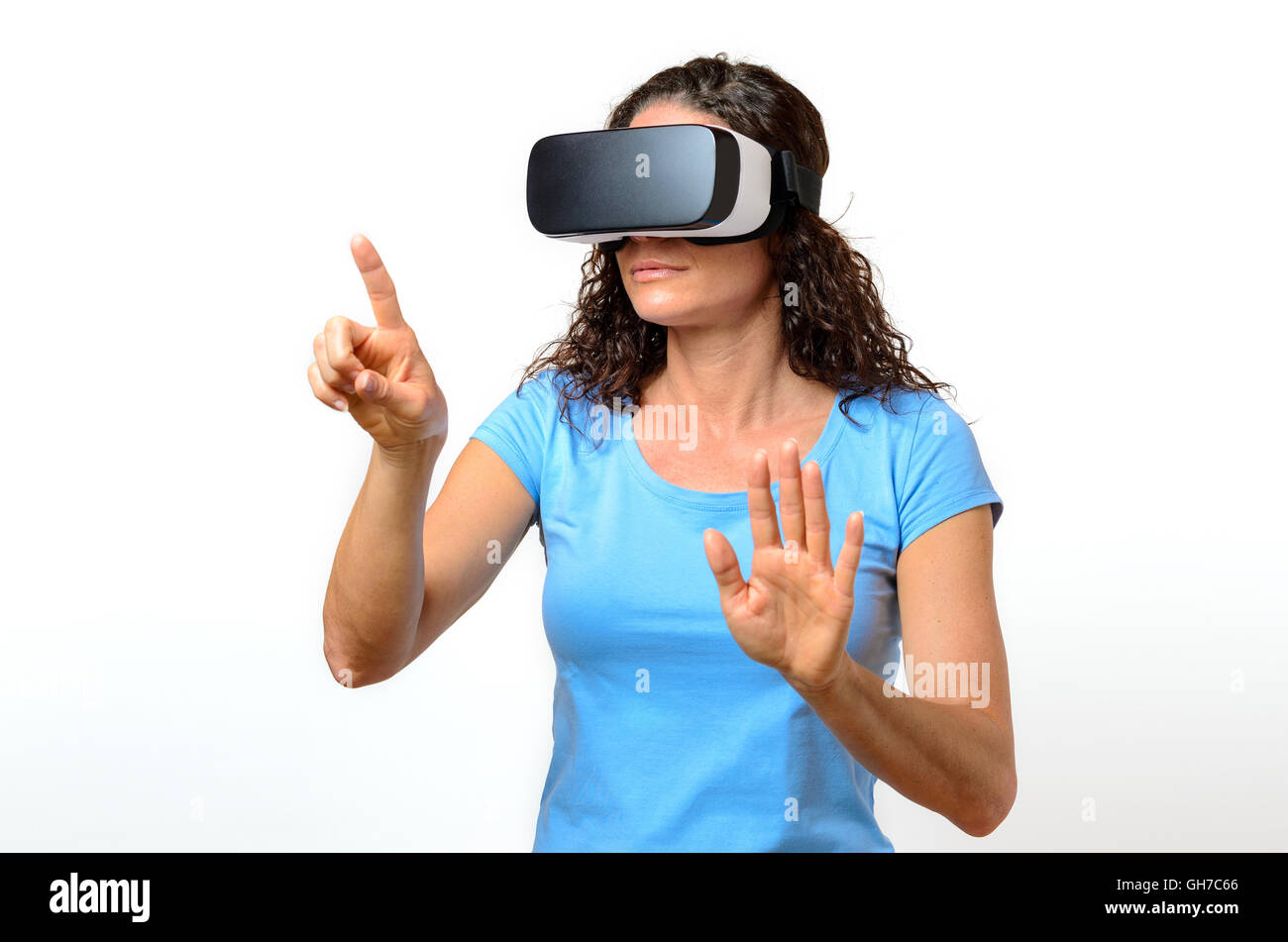 Femme victime d'un environnement virtuel alors qu'elle voit les graphiques simulées sur une paire de lunettes de réalité virtuelle avec un serio Banque D'Images
