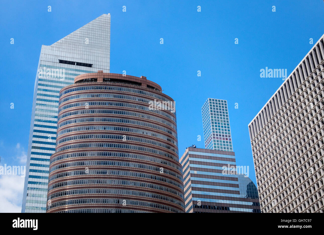 La circulaire rouge à lèvres et le bâtiment de l'incliné haut Citigroup Center et d'autres gratte-ciel de Midtown à New York City Banque D'Images