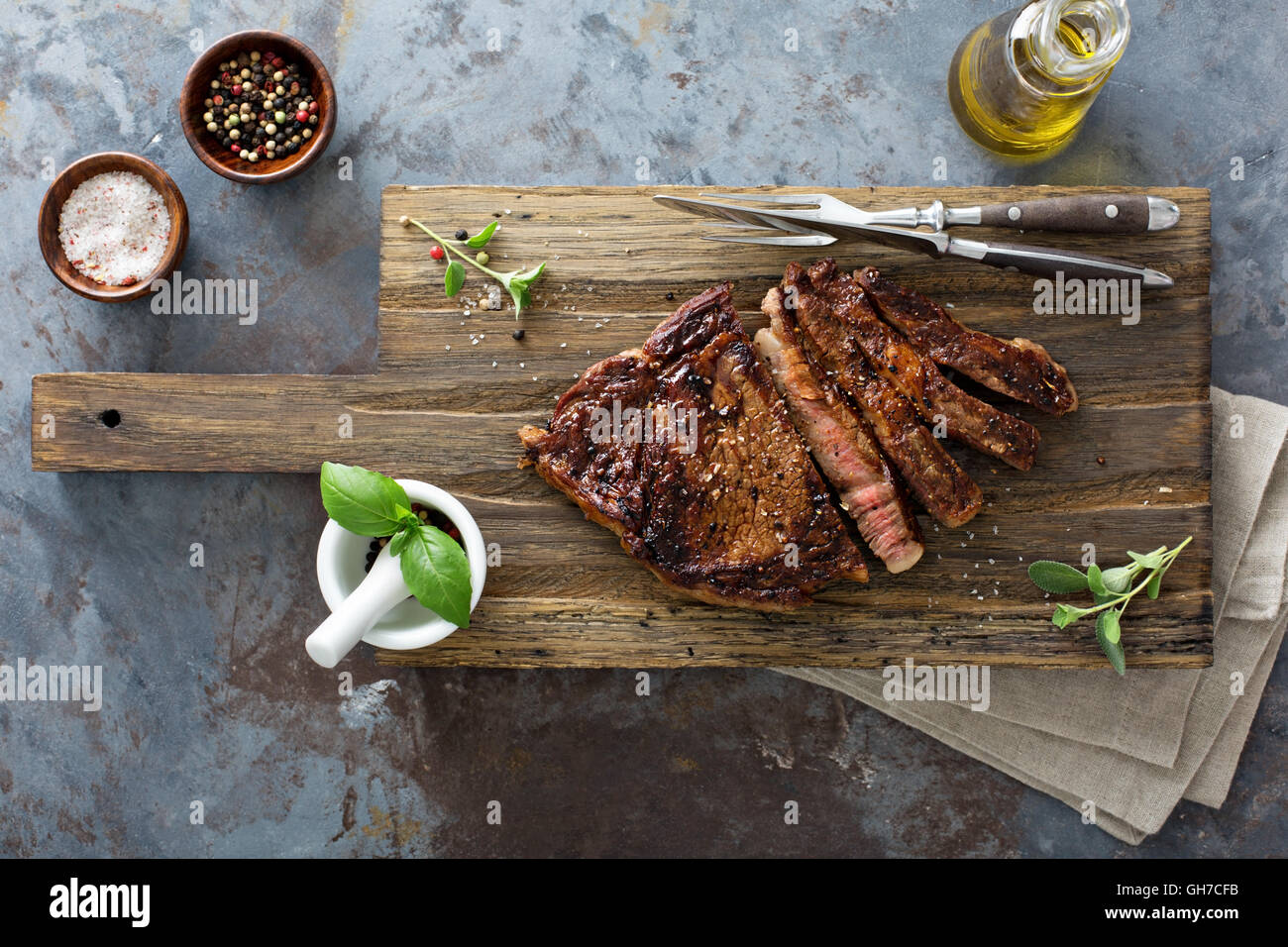 Ribeye Steak sur une planche à découper (top view Banque D'Images