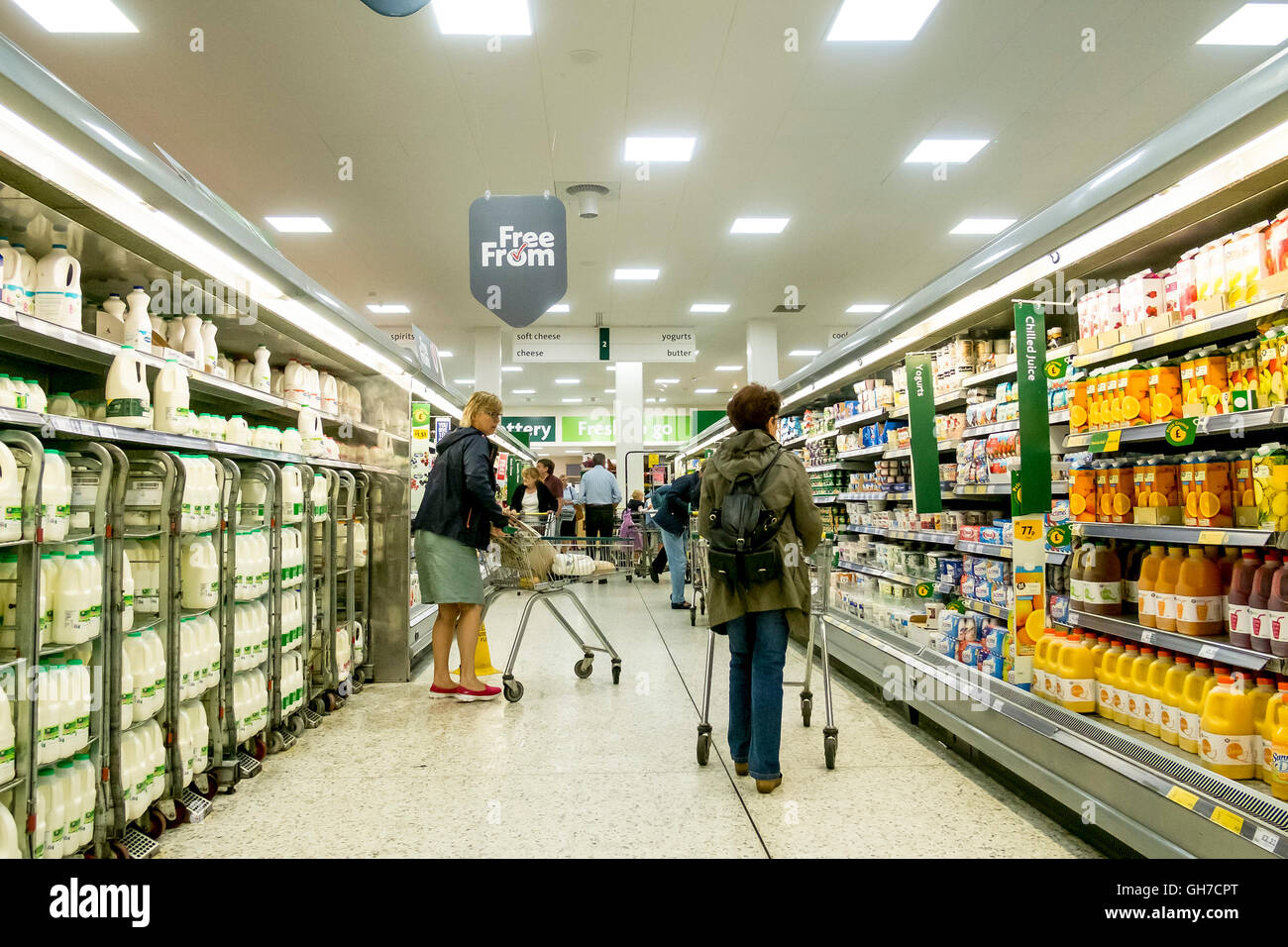 Les clients de shopping dans un supermarché Morrisons. Banque D'Images