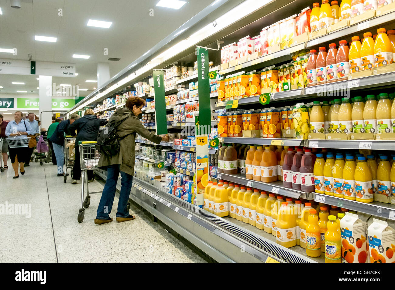 Les clients de shopping dans un supermarché Morrisons. Banque D'Images