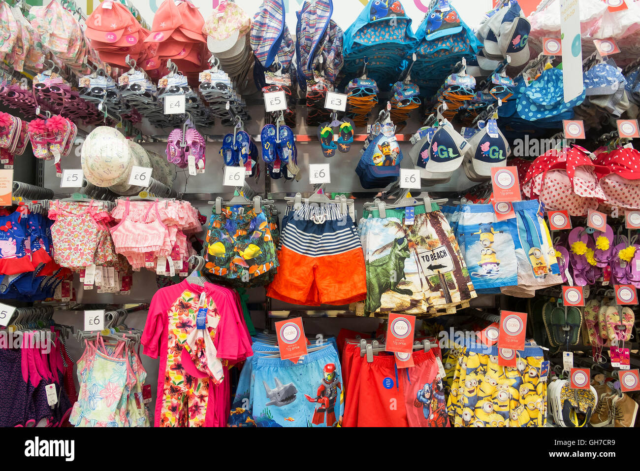 Une exposition de vêtements d'enfants colorés dans un supermarché Morrisons. Banque D'Images