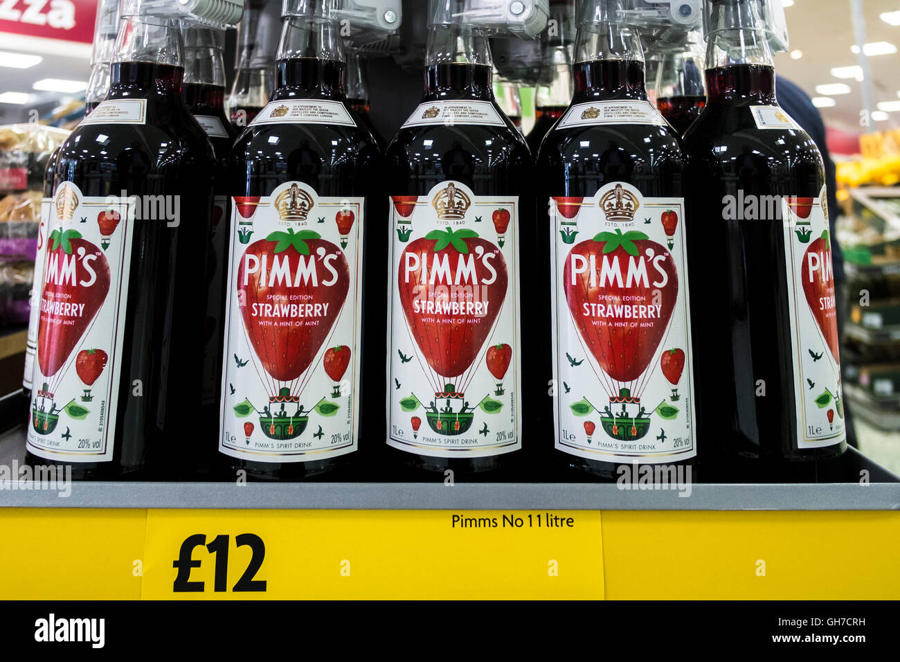Une exposition de bouteilles de PIMMS special edition Strawberry dans un supermarché.. Banque D'Images