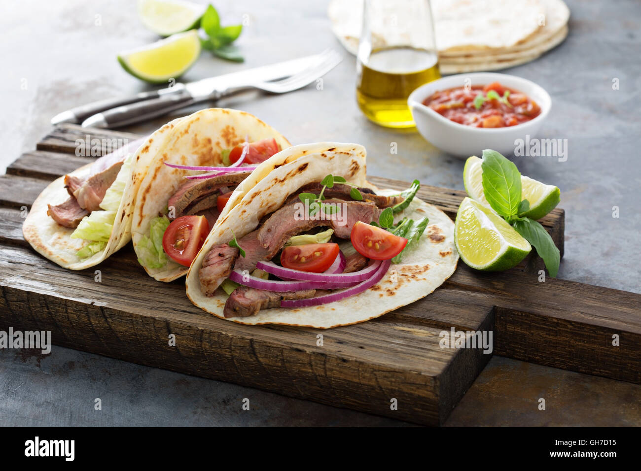 Steak tacos de tranches de répondre, salade et salsa de tomates Banque D'Images