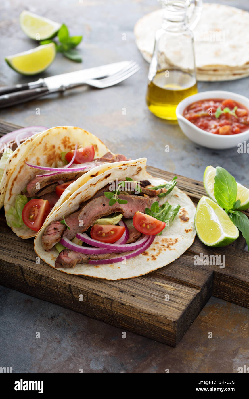 Steak tacos de tranches de répondre, salade et salsa de tomates Banque D'Images