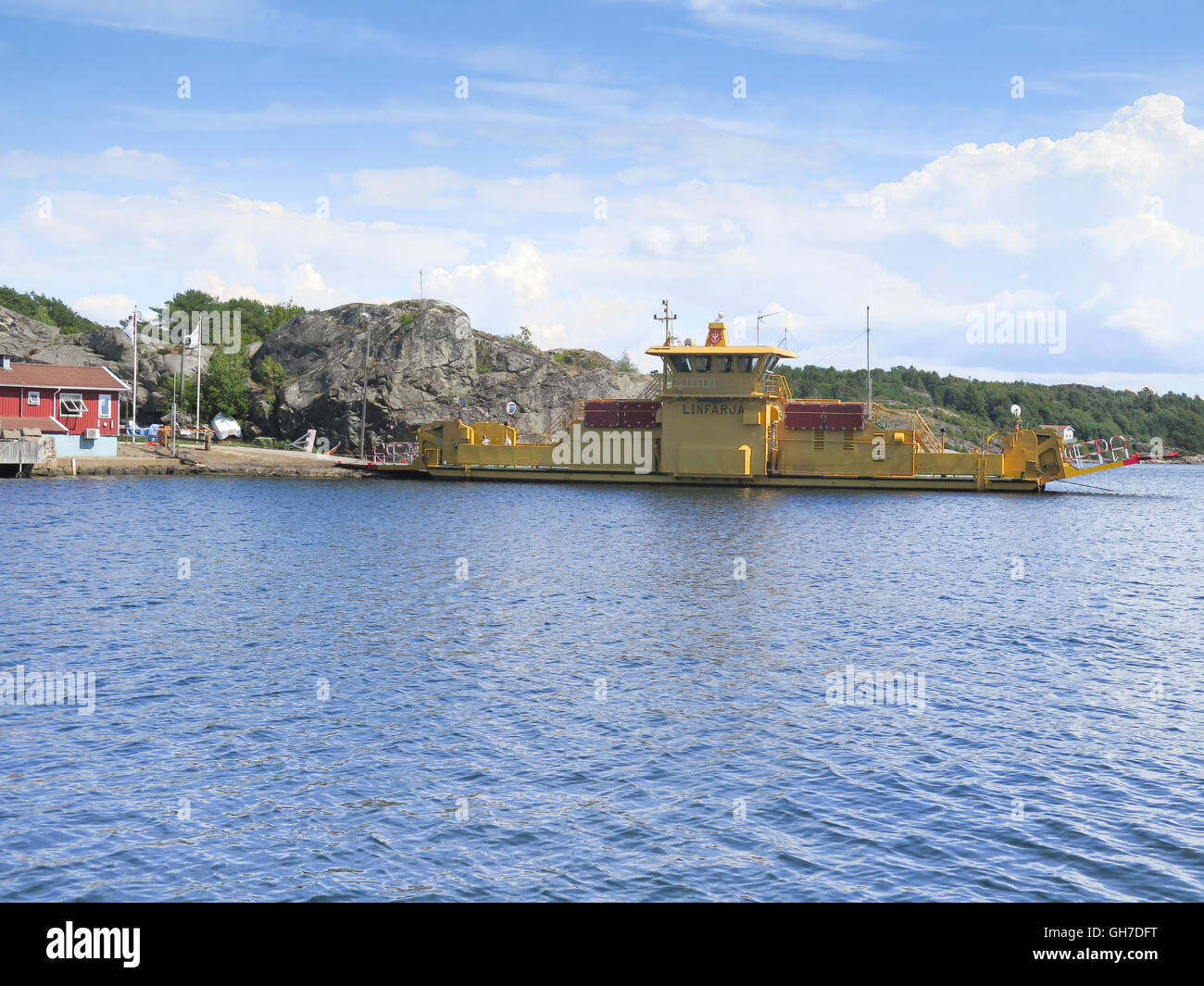 Un ferry pour transport location au fil de l'eau sur la côte ouest de la Suède Banque D'Images