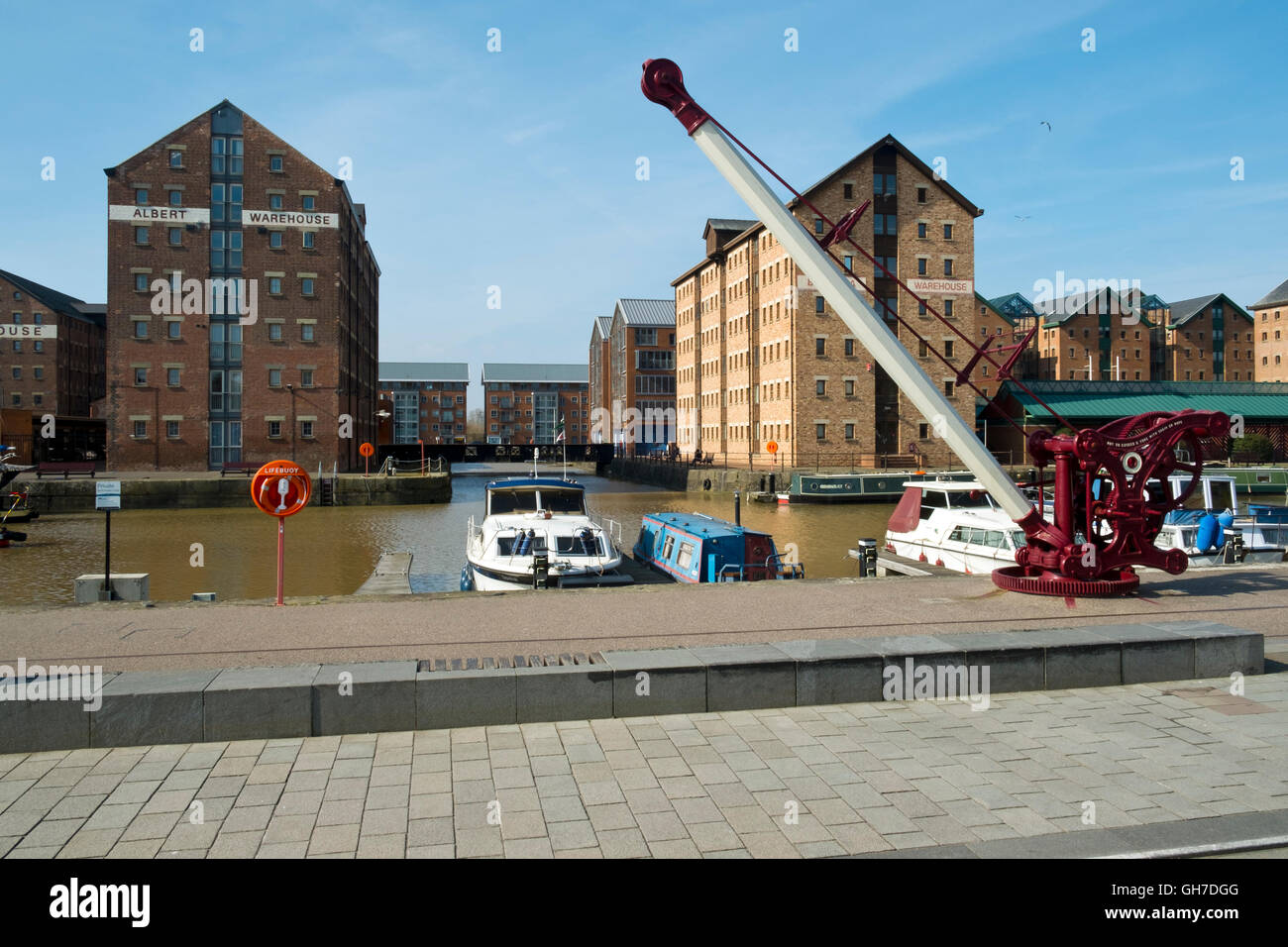 Soleil du printemps conduit les visiteurs jusqu'à Gloucester Docks, Gloucester, Royaume-Uni Banque D'Images