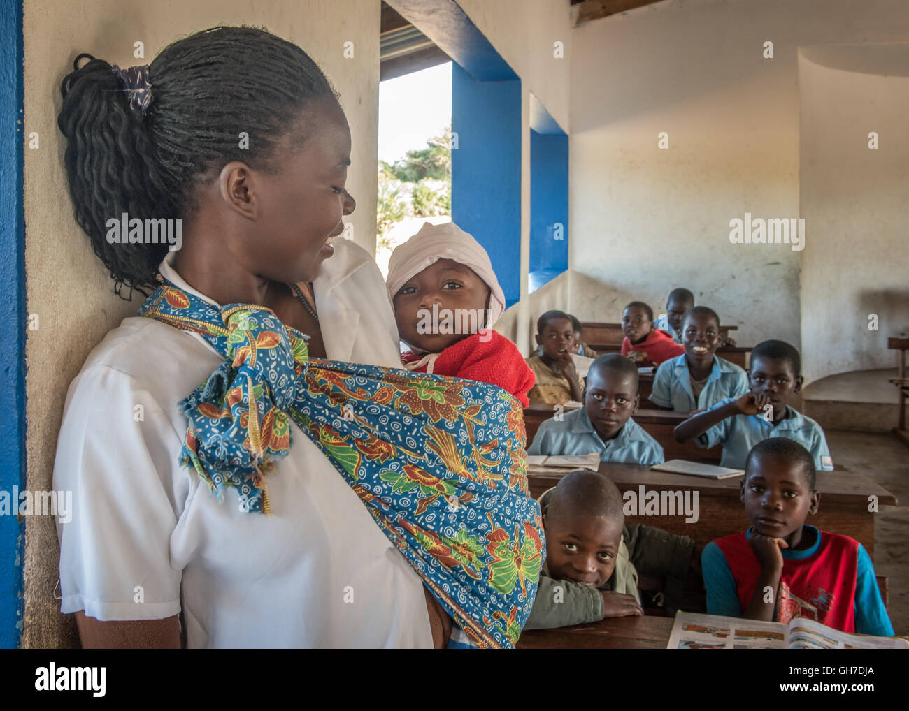 L'enseignant et les enfants à l'école Mozambique Benguerra Island Banque D'Images