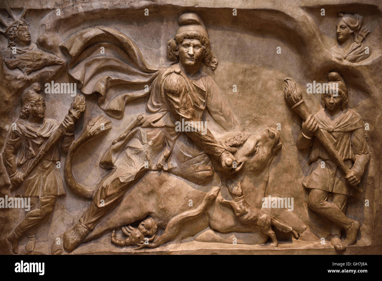 En relief sculpture du dieu Mithra tuant le taureau mystic deuxième siècle de Rome à Toronto ROM Banque D'Images