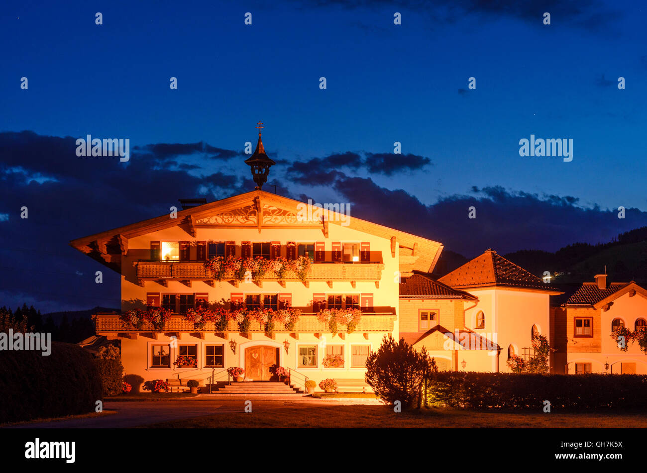 Flachau : ferme traditionnelle avec Bell sur le toit, hotel, Autriche, Salzbourg, Salzbourg Banque D'Images