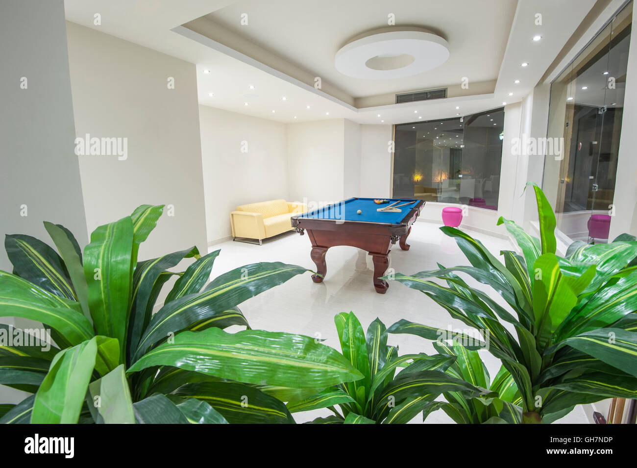 Conception intérieure d'une salle de jeux de loisirs dans l'hôtel avec un billard table de billard et des plantes Banque D'Images