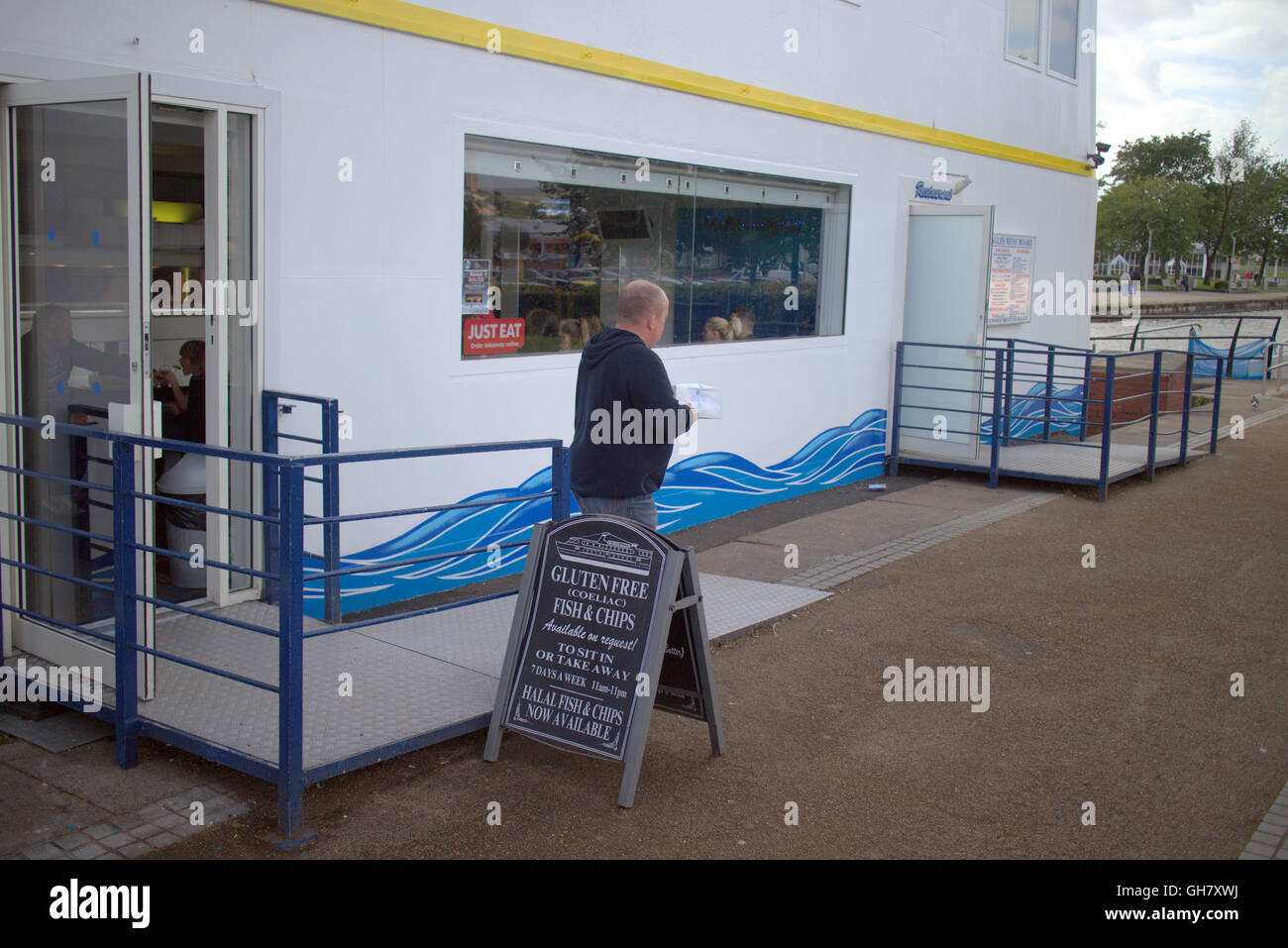 Clydebank, Glasgow, Scotland, UK 8 août 2016 même les espèces sauvages consomment à l'McMonagles à chippy le monde la plus extraordinaire des Fish'n'Chip shop est le navire "Debra Rose". Les cygnes préfèrent la voile à travers la fenêtre de commande alors que les mouettes prendre une table. Les locaux de la première voile thru Restaurant Fish and Chips a un défilé fenêtre de service et maintenant fait peau neuve alors qu'il continue son succès. Le rare spectacle d'un grand navire construit sur mesure c'est un restaurant visiteurs surprises lorsque vous entrez sur le Forth et Clydebank du canal de Clyde et randonnée à vélo NCN 7. Credit : Gérard Ferry/Alamy Live News Banque D'Images