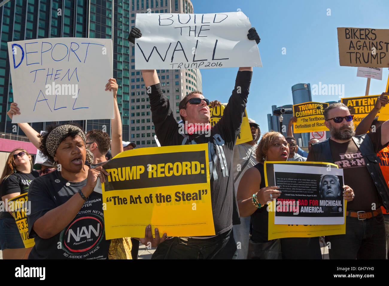 Detroit, Michigan, USA. 8 Août, 2016. Environ une douzaine de Donald Trump partisans mélangé avec plusieurs centaines de militants syndicaux et communautaires qui protestaient contre une comparution du candidat présidentiel républicain Donald Trump au Club économique de Détroit. Crédit : Jim West/Alamy Live News Banque D'Images