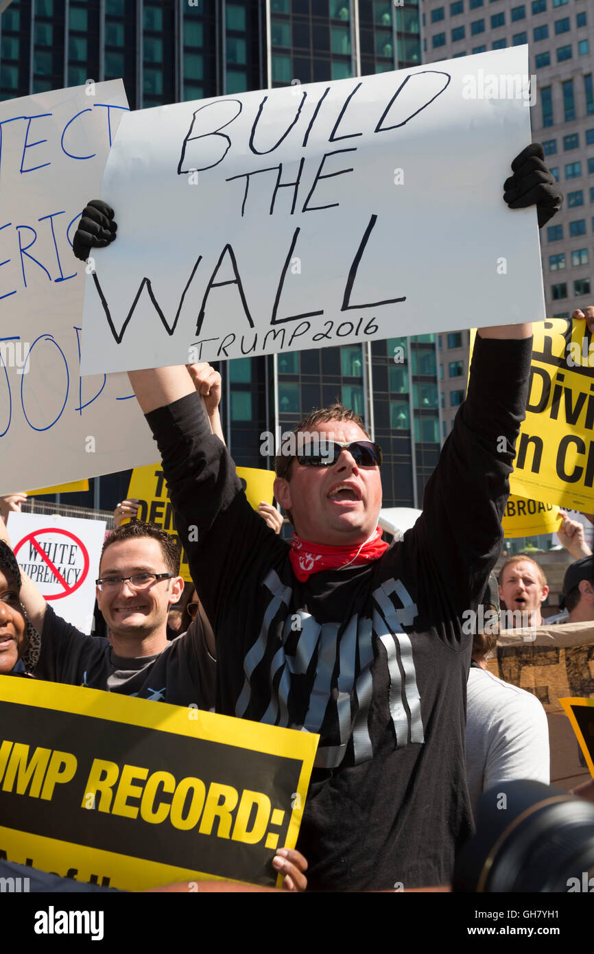 Detroit, Michigan, USA. 8 Août, 2016. Environ une douzaine de Donald Trump partisans mélangé avec plusieurs centaines de militants syndicaux et communautaires qui protestaient contre une comparution du candidat présidentiel républicain Donald Trump au Club économique de Détroit. Crédit : Jim West/Alamy Live News Banque D'Images