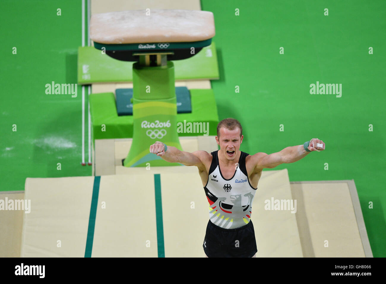 Fabian Hambuechen d'Allemagne joue sur la base au cours de l'équipe masculine de gymnastique artistique de la Finale des Jeux Olympiques de Rio 2016 à l'Arène Olympique de Rio, Rio de Janeiro, Brésil, 8 août 2016. Photo : Lukas Schulze/dpa Banque D'Images