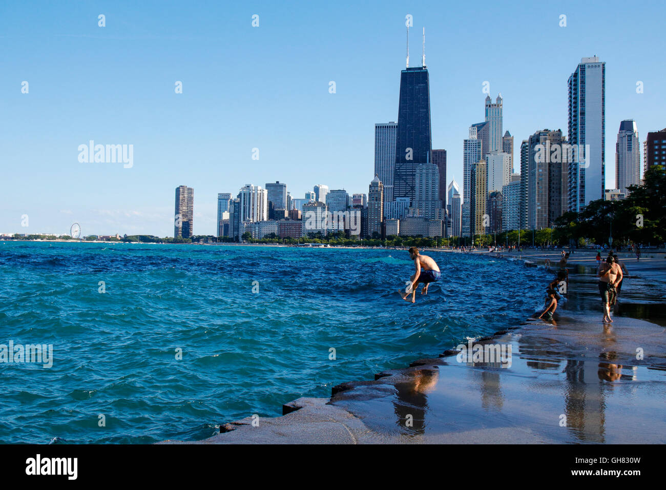 Chicago, Illinois, USA. 8 août 2016. Un beau jour d'été chaud et une température de l'eau du lac Michigan 78ºF/25ºC a invité certains habitants de Chicago pour sauter dans le lac à la digue près de North Avenue Beach. Credit : Todd Bannor/Alamy Live News Banque D'Images