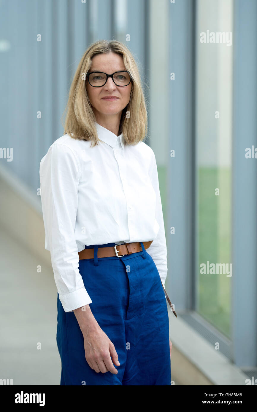 Neuss, Allemagne. 05 juillet, 2016. Le directeur artistique de la Fondation Langen, Christiane Maria Schneider, pose dans les bâtiments d'exposition de la fondation à Neuss, Allemagne, 05 juillet 2016. Photo : MARIUS BECKER/dpa/Alamy Live News Banque D'Images