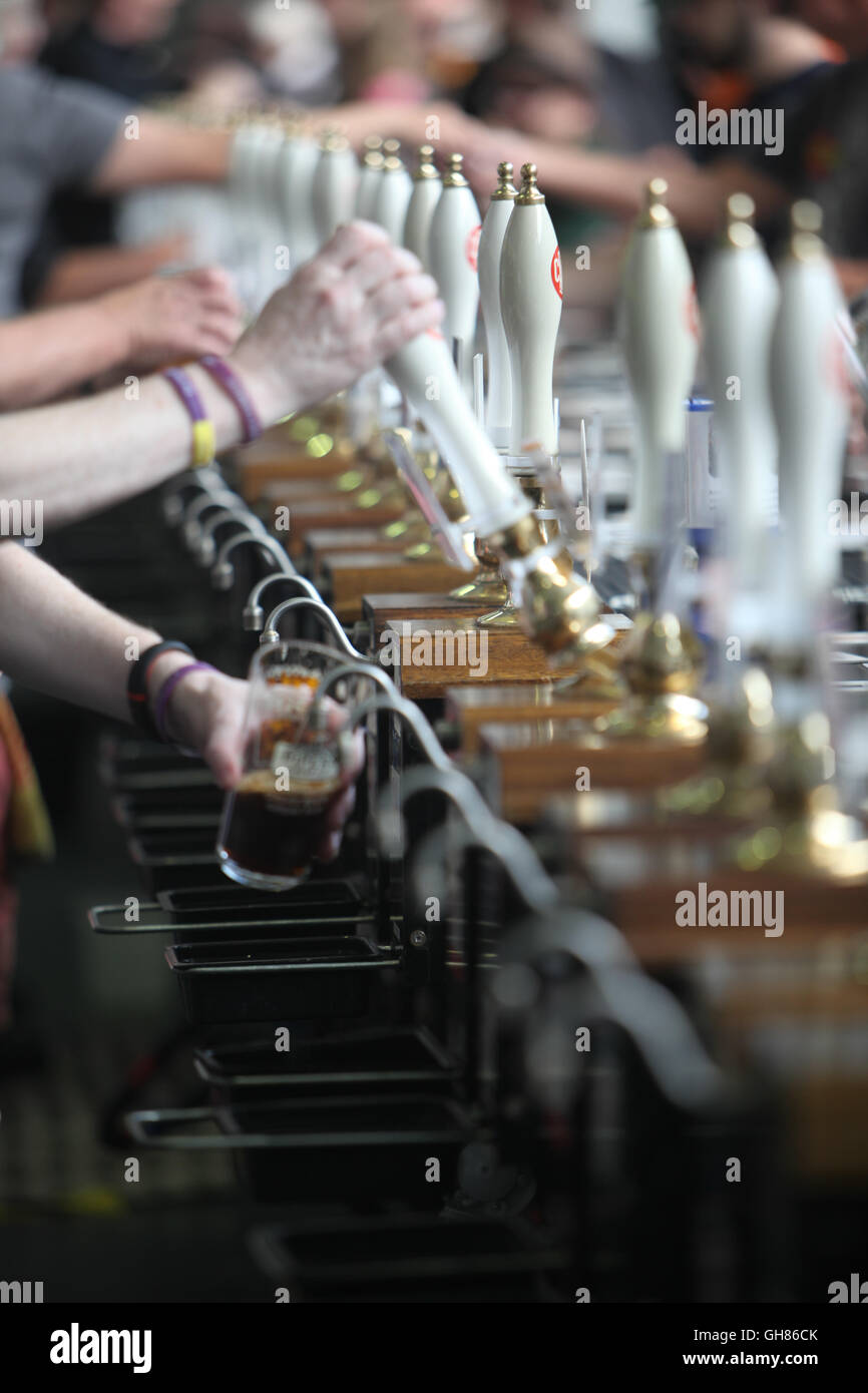 Londres, Royaume-Uni. 9 Août, 2016. Olympia de Londres a ouvert ses portes la La Grande British Beer Festival, organisé par la campagne en faveur de la real ale (CAMRA) et offre aux visiteurs plus de 900 bières, cidres, perries (boisson alcoolisée à base de poires), de bières internationales ainsi que de la musique, de l'alimentation et des jeux traditionnels de pub/Quezada-Neiman Crédit : Paul Alamy Live News Banque D'Images