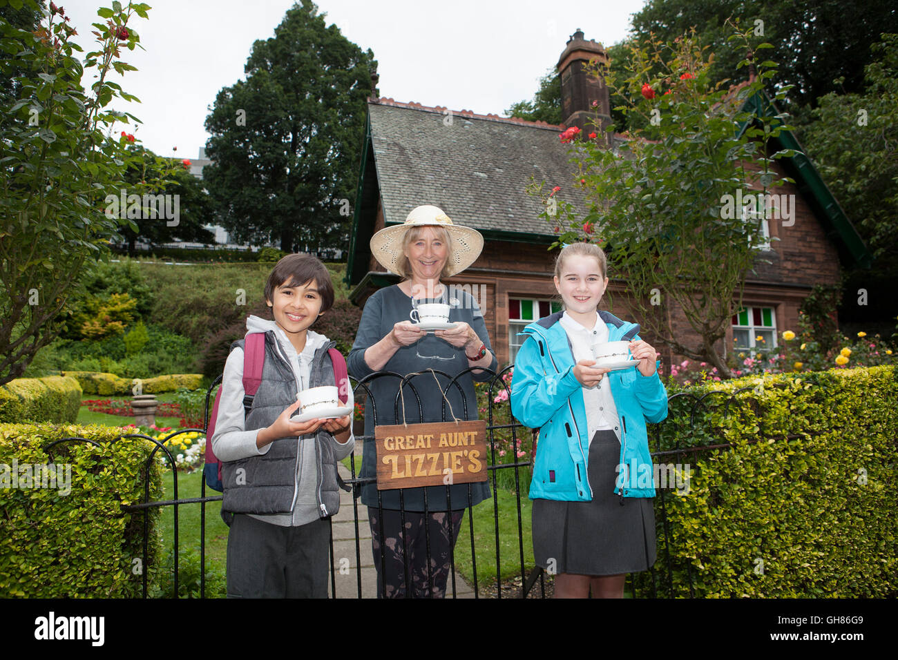 Edinburgh, Ecosse, Royaume-Uni. 9 Août, 2016. Appel à partir de la Tasse Photo Voyages, tir nouvelle série télévisée de CBeebies destination préférée des enfants. Lieu West Garden Princess Street. Deen-Ellis photo Kemal, Gemma Jones et Evie Brassington Crédit : Pako Mera/Alamy Live News Banque D'Images