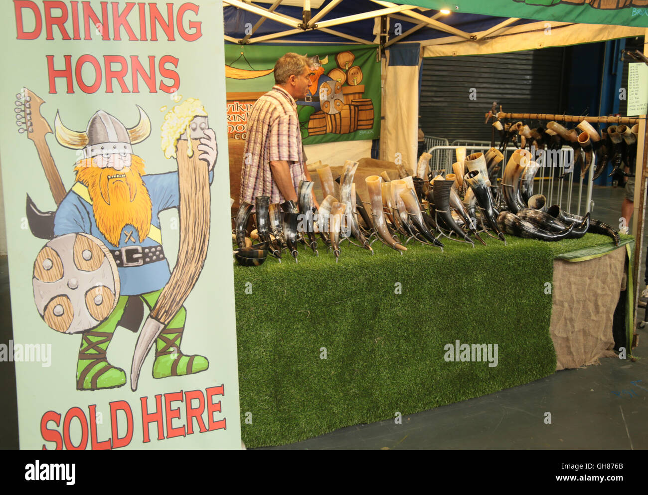 Londres, Royaume-Uni. 09Th Aug 2016. Olympia de Londres a ouvert ses portes la La Grande British Beer Festival, organisé par la campagne en faveur de la real ale (CAMRA) et offre aux visiteurs plus de 900 bières, cidres, perries (boisson alcoolisée à base de poires), de bières internationales ainsi que de la musique, de l'alimentation et des jeux traditionnels de pub/Quezada-Neiman Crédit : Paul Alamy Live News Banque D'Images