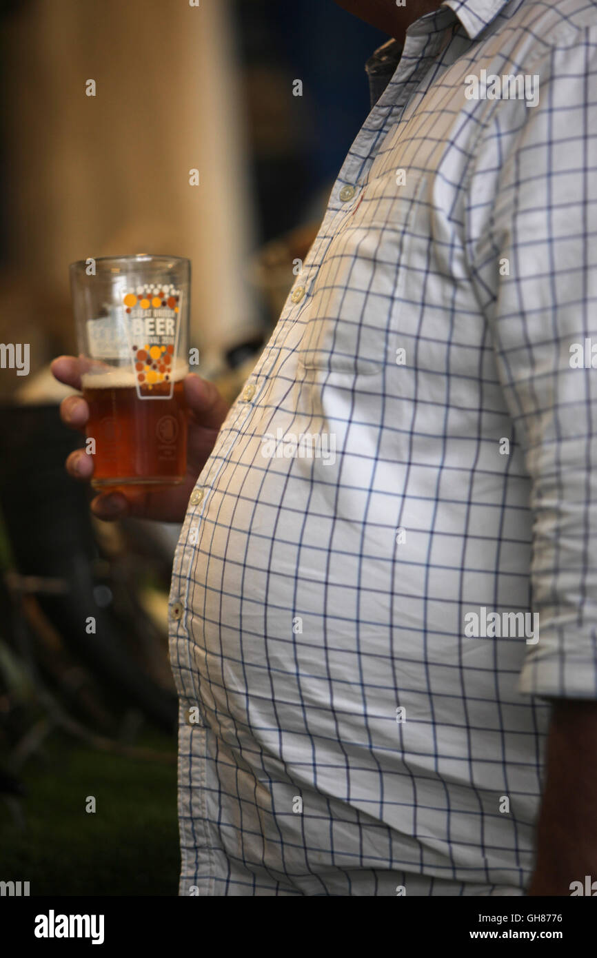 Londres, Royaume-Uni. 09Th Aug 2016. Olympia de Londres a ouvert ses portes la La Grande British Beer Festival, organisé par la campagne en faveur de la real ale (CAMRA) et offre aux visiteurs plus de 900 bières, cidres, perries (boisson alcoolisée à base de poires), de bières internationales ainsi que de la musique, de l'alimentation et des jeux traditionnels de pub/Quezada-Neiman Crédit : Paul Alamy Live News Banque D'Images