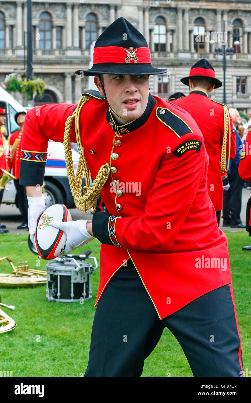 Glasgow, Royaume-Uni. 9 Août, 2016. Le deuxième jour de 'vie' de la tuyauterie les bandes du Royal Edinburgh Military Tattoo parade autour de George Square avant d'entrer dans la tuyauterie vivre arène pour un affichage spectaculaire. L'image est de la Jordanie de Seaton la New Zealand Army Band dans ses temps libre, pratiquant des techniques de rugby - il n'est pas étonnant qu'ils sont si bons ! Credit : Findlay/Alamy Live News Banque D'Images Glasgow, Royaume-Uni. 9 Août, 2016. Le deuxième jour de 'vie' de la tuyauterie les bandes du Royal Edinburgh Military Tattoo parade autour de George Square avant d'entrer dans la tuyauterie vivre arène pour un affichage spectaculaire. L'image est de la Jordanie de Seaton la New Zealand Army Band dans ses temps libre, pratiquant des techniques de rugby - il n'est pas étonnant qu'ils sont si bons ! Credit : Findlay/Alamy Live News Banque D'Images
