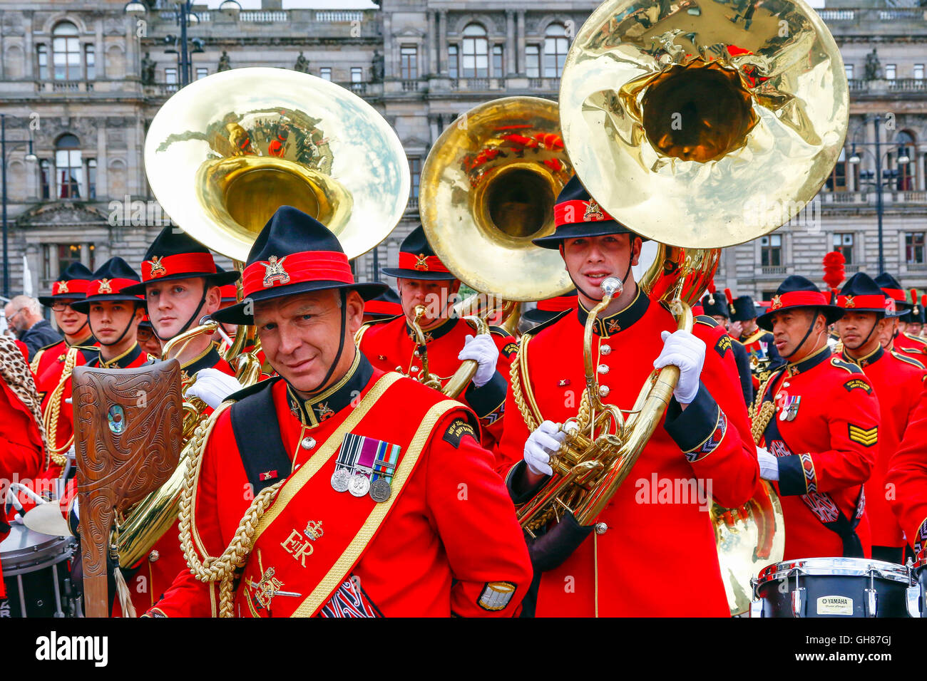 Glasgow, Royaume-Uni. 9 Août, 2016. Le deuxième jour de 'vie' de la tuyauterie les bandes du Royal Edinburgh Military Tattoo parade autour de George Square avant d'entrer dans la tuyauterie vivre arène pour un affichage spectaculaire. L'image est des membres de la New Zealand Army Band avec les Maoris distinctif mace ethniques. Credit : Findlay/Alamy Live News Banque D'Images Glasgow, Royaume-Uni. 9 Août, 2016. Le deuxième jour de 'vie' de la tuyauterie les bandes du Royal Edinburgh Military Tattoo parade autour de George Square avant d'entrer dans la tuyauterie vivre arène pour un affichage spectaculaire. L'image est des membres de la New Zealand Army Band avec les Maoris distinctif mace ethniques. Credit : Findlay/Alamy Live News Banque D'Images