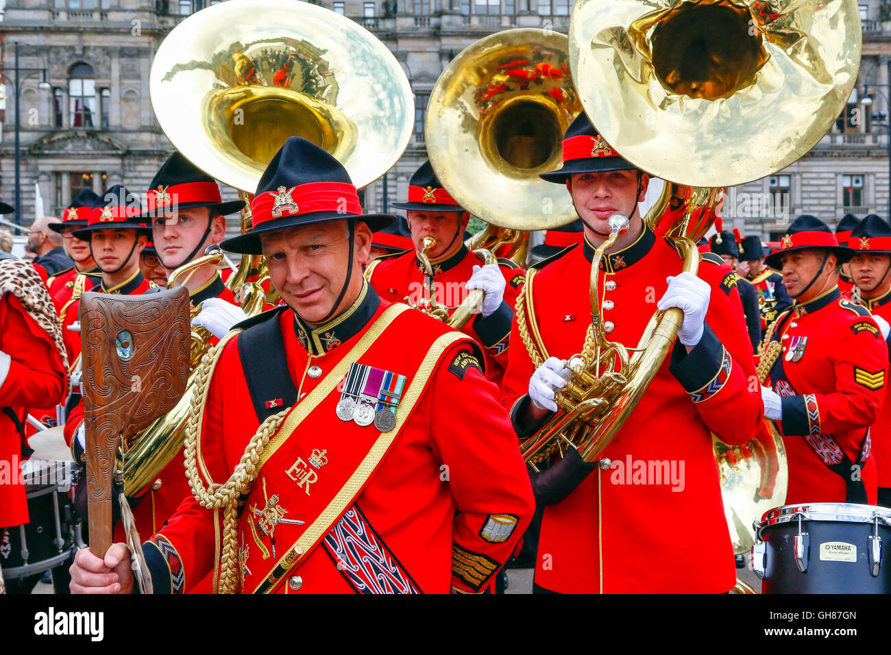 Glasgow, Royaume-Uni. 9 Août, 2016. Le deuxième jour de 'vie' de la tuyauterie les bandes du Royal Edinburgh Military Tattoo parade autour de George Square avant d'entrer dans la tuyauterie vivre arène pour un affichage spectaculaire. L'image est des membres de la New Zealand Army Band avec les Maoris distinctif mace ethniques. Credit : Findlay/Alamy Live News Banque D'Images