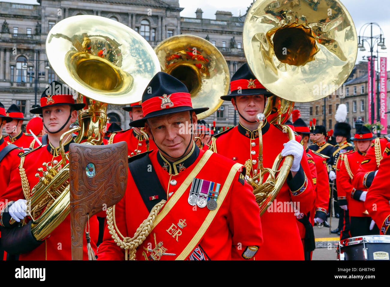 Glasgow, Royaume-Uni. 9 Août, 2016. Le deuxième jour de 'vie' de la tuyauterie les bandes du Royal Edinburgh Military Tattoo parade autour de George Square avant d'entrer dans la tuyauterie vivre arène pour un affichage spectaculaire. L'image est des membres de la New Zealand Army Band avec les Maoris distinctif mace ethniques. Credit : Findlay/Alamy Live News Banque D'Images