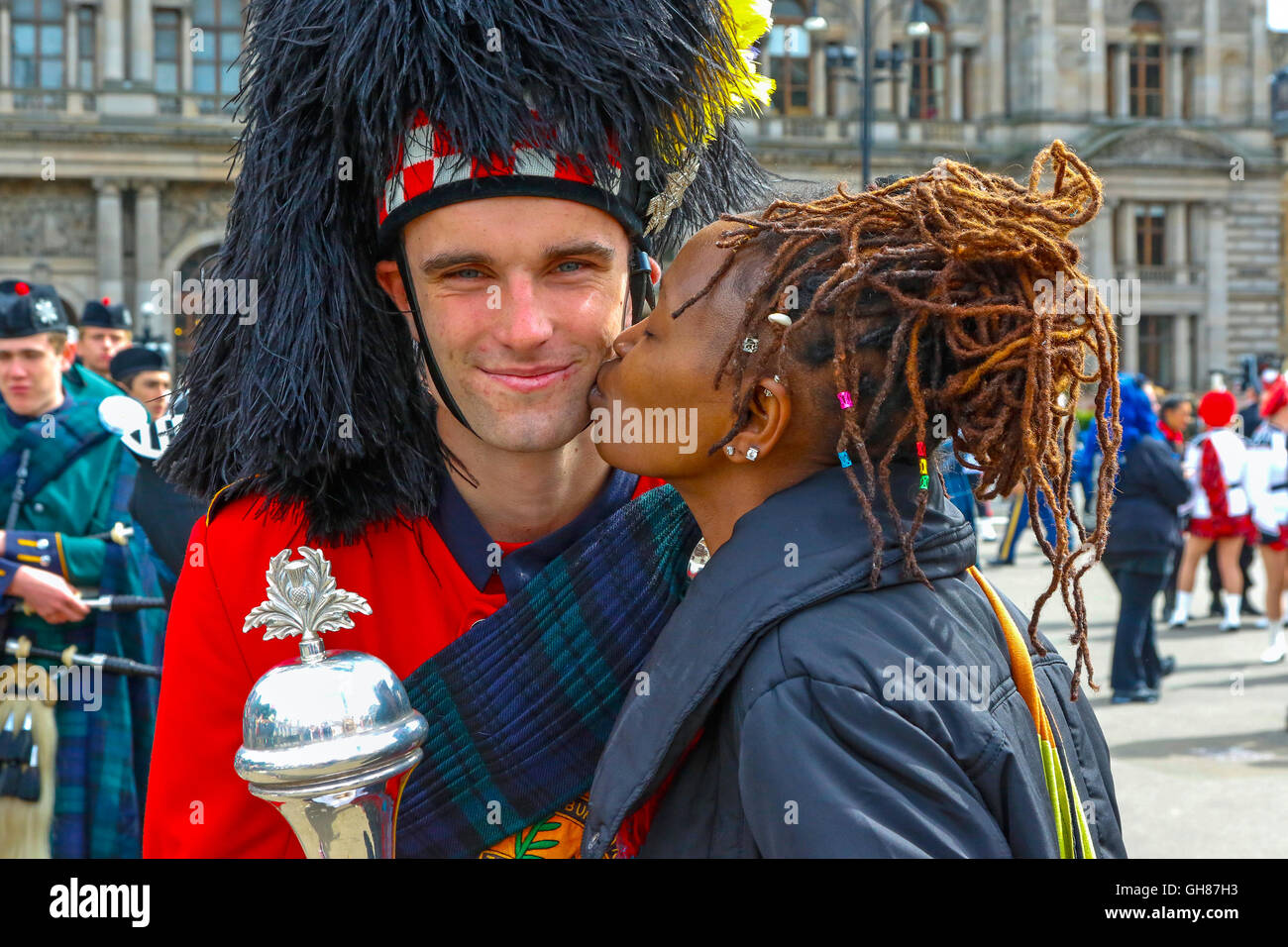 Glasgow, Royaume-Uni. 9 Août, 2016. Le deuxième jour de 'vie' de la tuyauterie les bandes du Royal Edinburgh Military Tattoo parade autour de George Square avant d'entrer dans la tuyauterie vivre arène pour un affichage spectaculaire. L'image est d'SAMAITA du Kenya en montrant son appréciation de l'entertainment à JOE CARRIGAN de Sydney, Australie Crédit : Findlay/Alamy Live News Banque D'Images Glasgow, Royaume-Uni. 9 Août, 2016. Le deuxième jour de 'vie' de la tuyauterie les bandes du Royal Edinburgh Military Tattoo parade autour de George Square avant d'entrer dans la tuyauterie vivre arène pour un affichage spectaculaire. L'image est d'SAMAITA du Kenya en montrant son appréciation de l'entertainment à JOE CARRIGAN de Sydney, Australie Crédit : Findlay/Alamy Live News Banque D'Images