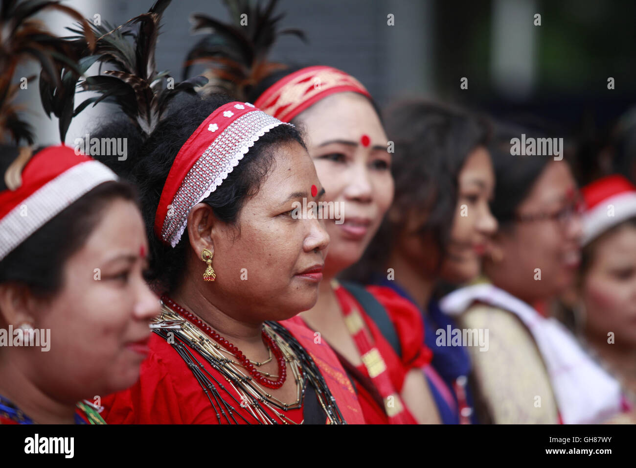 Dhaka, Bangladesh. 9 Août, 2016. Les membres de groupes ethniques minoritaires du Bangladesh souligne la Journée internationale des peuples autochtones du monde à Central Shaheed Minar sur un mardi matin pluvieux, Dhaka, Bangladesh, le 9 août 2016. Credit : Suvra Kanti Das/ZUMA/Alamy Fil Live News Banque D'Images